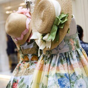 AN EXQUISTE ARRAY OF WOMENS DRESSES